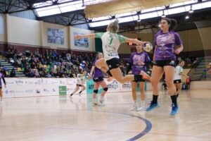 Lee más sobre el artículo Remontada y dos puntos vitales para el<br>Atticgo BM Elche (27-24)